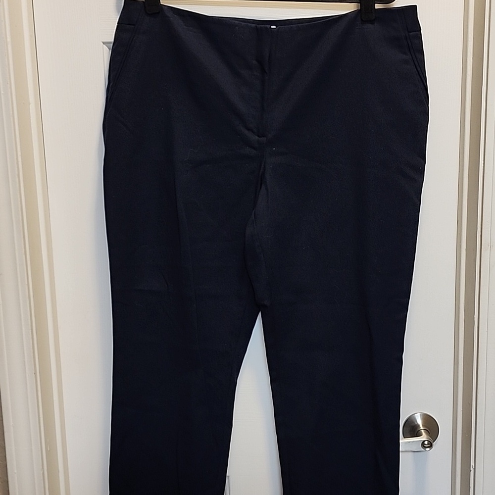 Chico’s Black So Slimming cropped pants sz 3 (16)